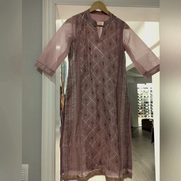 Chic Pink Embroidered Kurta Suit With Floral Bead Design - Size SM New - Picture 1 of 7